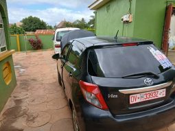 
										2014 Toyota Vitz Black full									