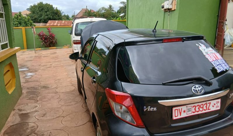 
								2014 Toyota Vitz Black full									
