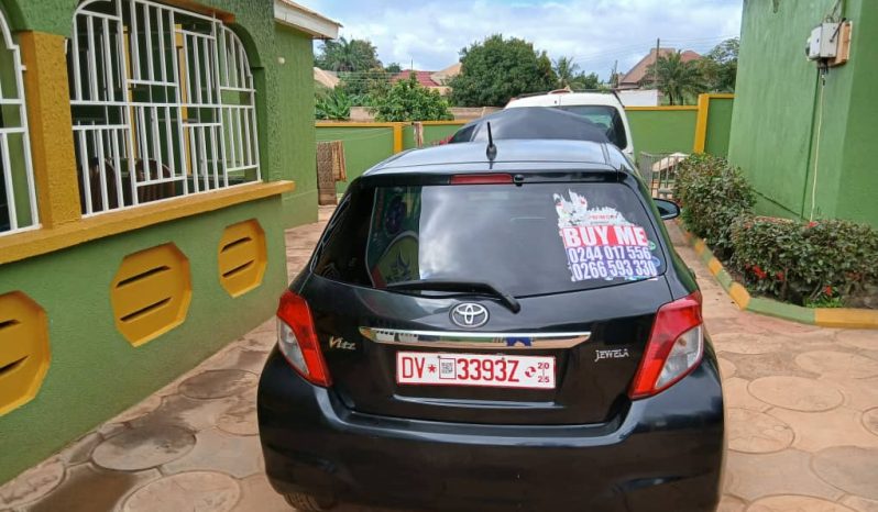 
								2014 Toyota Vitz Black full									