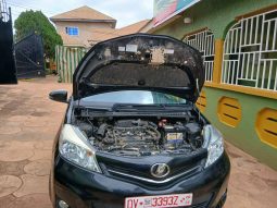
										2014 Toyota Vitz Black full									