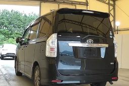 
										2013 TOYOTA Voxy Black full									
