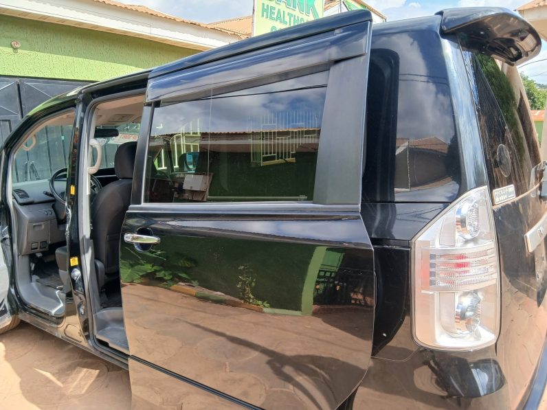 
								Toyota Voxy – Black 8-Seater MPV full									